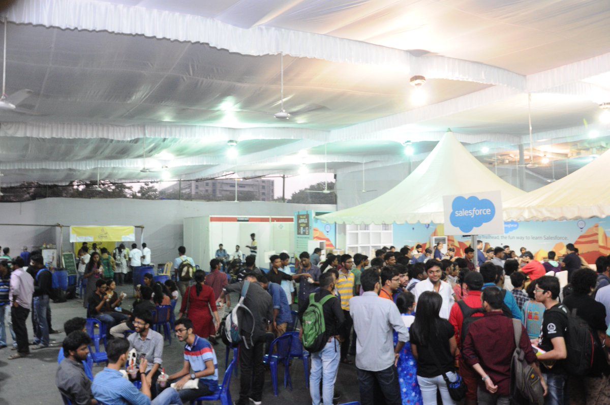 mittuvikas's tweet image. Awesome crowd at @ShaastraIITM #iitmsfdc last day #Shaastra18 and its time for raffle prize @SalesforceDevs