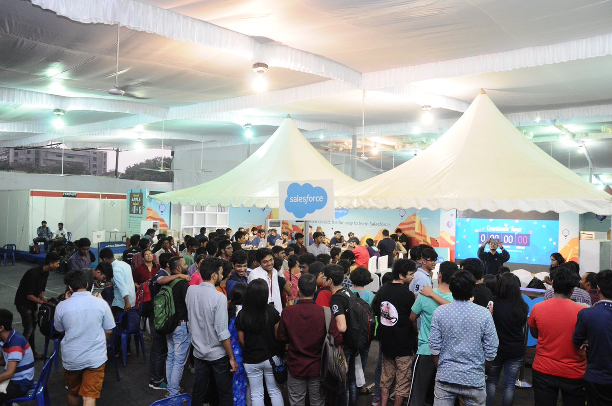 mittuvikas's tweet image. Awesome crowd at @ShaastraIITM #iitmsfdc last day #Shaastra18 and its time for raffle prize @SalesforceDevs