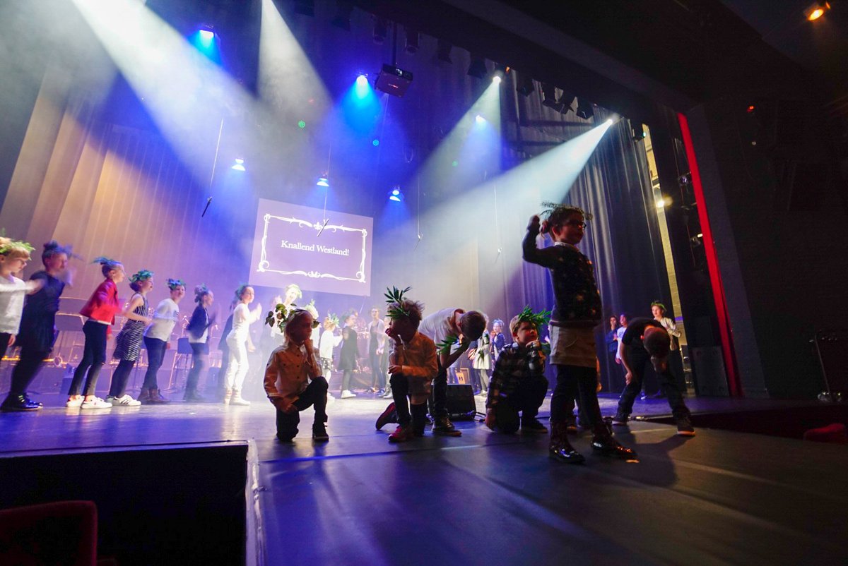 NicoBaars55's tweet photo. Nu al hulde voor alle betrokkenen bij het nieuwjaarsconcert 'Knallend Westland'. Van @Cultuurweb tot @Danscreatie en van Blazerscollectief West tot @KoperenK waarvan de leerlingen nu de laatste repetitie hebben. https://t.co/AXJTk8rQ1Q