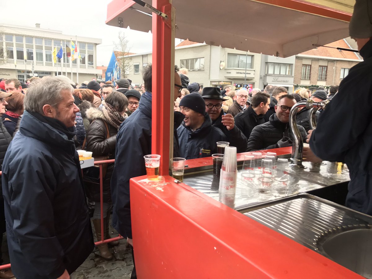 FrancisBenoitku's tweet photo. #kuurne @Ezelsfeesten @GemeenteKuurne #kuurne @Ezelsfeesten @GemeenteKuurne Make Dreams  possible ! Elke dag weer opnieuw ! Warme inwoners klinken op nieuwjaar. #MannequinChallenge https://t.co/JiNdeYdVju