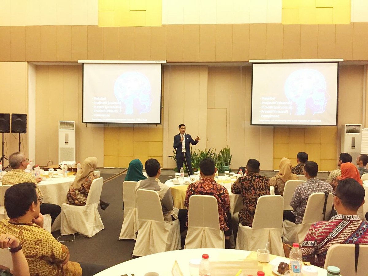 Para suami, bersungguh-sungguhlah dalam mencari #nafkah.

Para istri, kalau suami-mu sudah bersungguh-sungguh dlm mencari nafkah, maka terimalah. Merasa cukuplah. Qona'ah.

Problem zaman now: suami kurang bersungguh-sungguh dan istri tidak pernah merasa cukup.

Introspeksi. RT ya