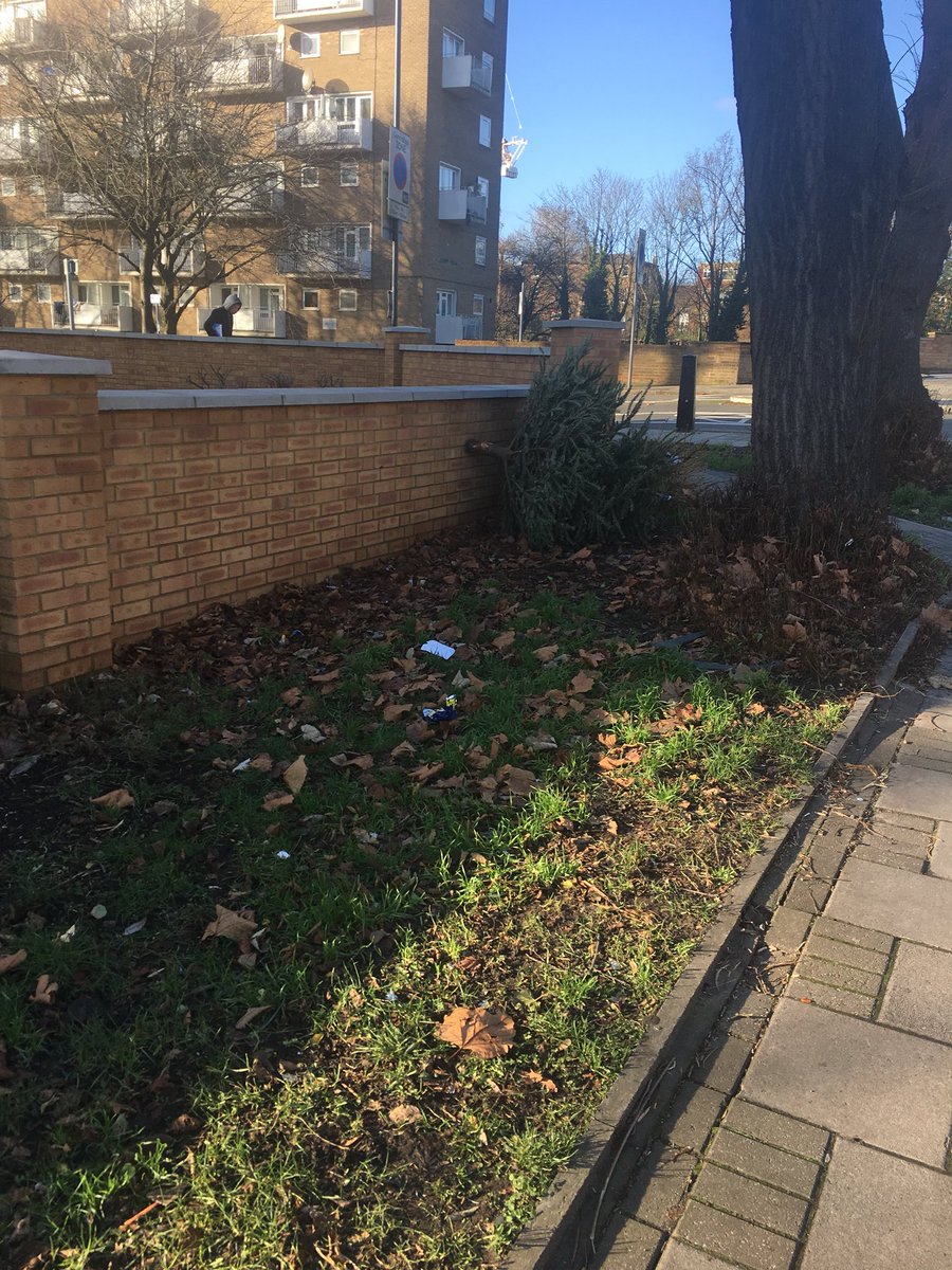 bratnw6's tweet photo. Streets of #NW6 #TorbayRd #WinchesterAve #PlymptonRd Do we, as residents, have so little pride in our neighbourhood? #flytipping https://t.co/8s2gGb0ZsG
