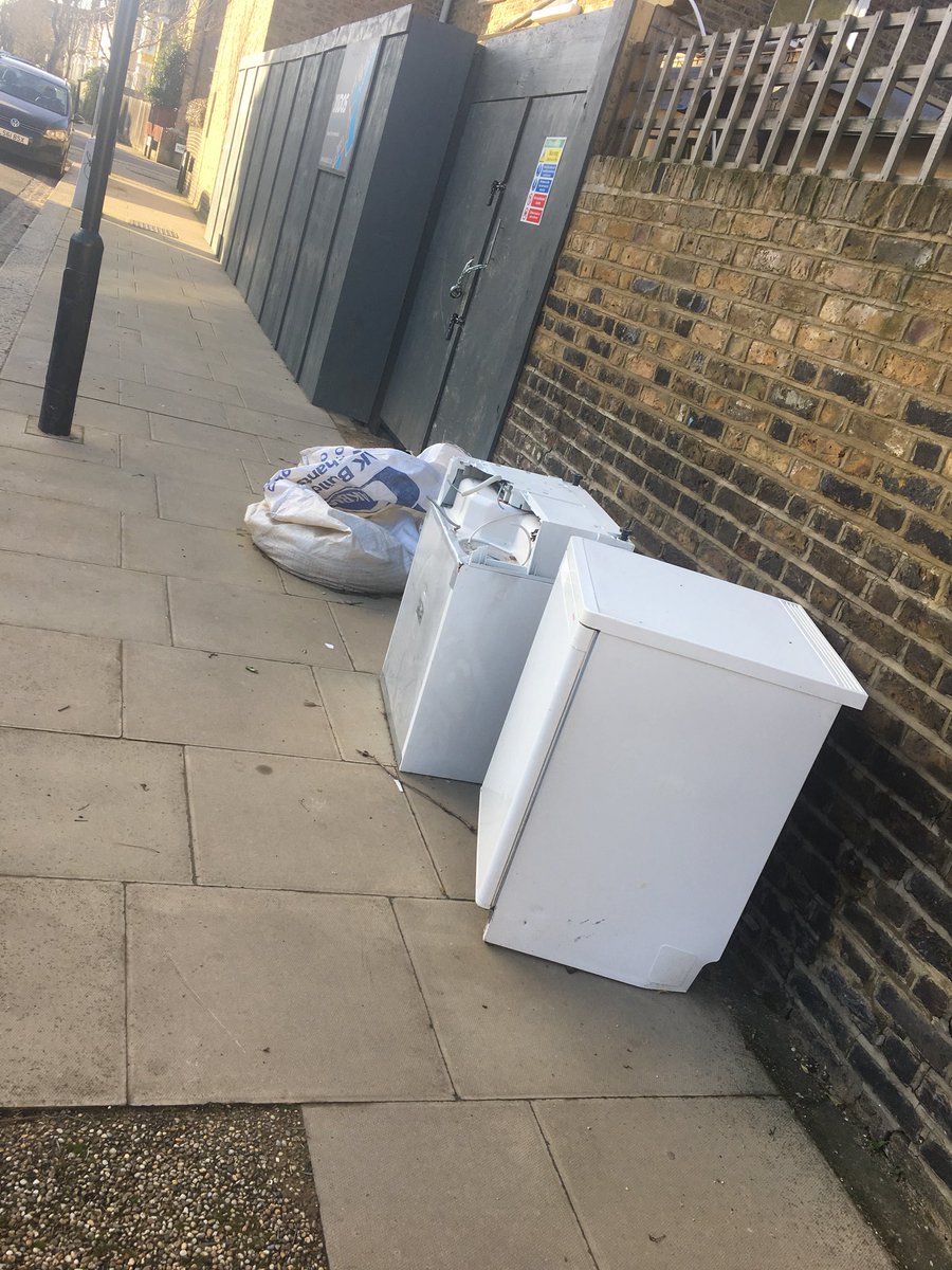 bratnw6's tweet photo. Streets of #NW6 #TorbayRd #WinchesterAve #PlymptonRd Do we, as residents, have so little pride in our neighbourhood? #flytipping https://t.co/8s2gGb0ZsG
