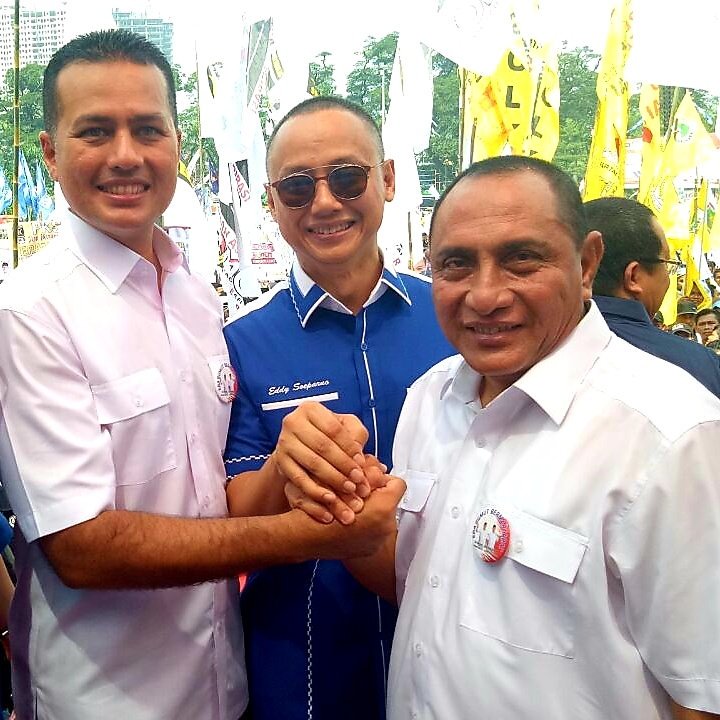 eddy_soeparno's tweet photo. Tadi siang, pasangan @RahmayadiEdy dan Musa Rajekshah (ERAMAS) secara resmi telah di deklarasikan.
Semoga pasangan serasi ini mampu memenangkan hati dan jiwa rakyat Sumut.
#PANBergerak https://t.co/GNxb17Gti8