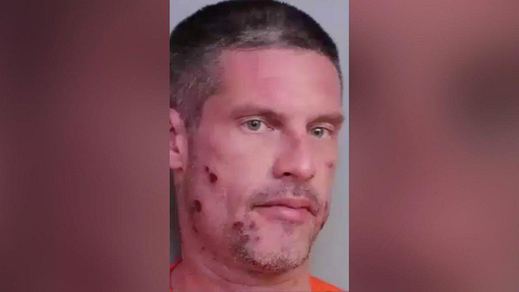 ABC7's tweet photo. Florida man calls 911 to report himself drunk driving https://t.co/qmPLFs7Nl2 https://t.co/vERJ1gmhkr