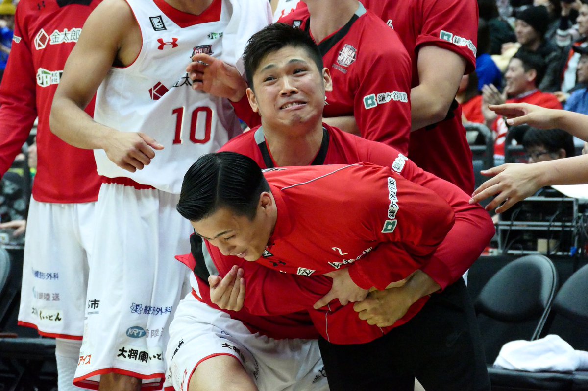 CHIBAJETS's tweet photo. 【試合風景追加③】勝利の瞬間はベンチも湧きました🙌🙌✨ #chibajets #天皇杯 #いったぜてっぺん https://t.co/yWwVLtIeA6