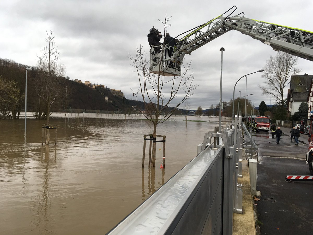 Umweltministerin Höfken besucht #Hochwasser Schutzanlage in #Koblenz, in die #RLP 41 Mio. € investiert hat. Hält Wasser auf 4 Kilometer zurück und schützt 700 Häuser. Höfken:„Wichtig sind Vorsorge und Investitionen sowie den #Klimawandel zu begrenzen.“Fotos:Thomas Frey&amp;MUEEF