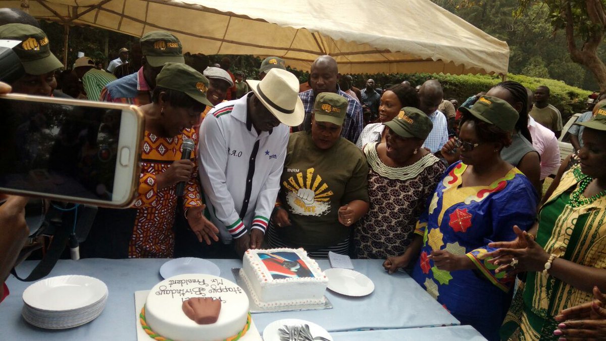 AzimioTv's tweet photo. Western NASA leaders surprised Hon. Raila Odinga with cake in celebration of his 73rd birthday today #HappyBirthdayRaila https://t.co/WSqXpp3IK1