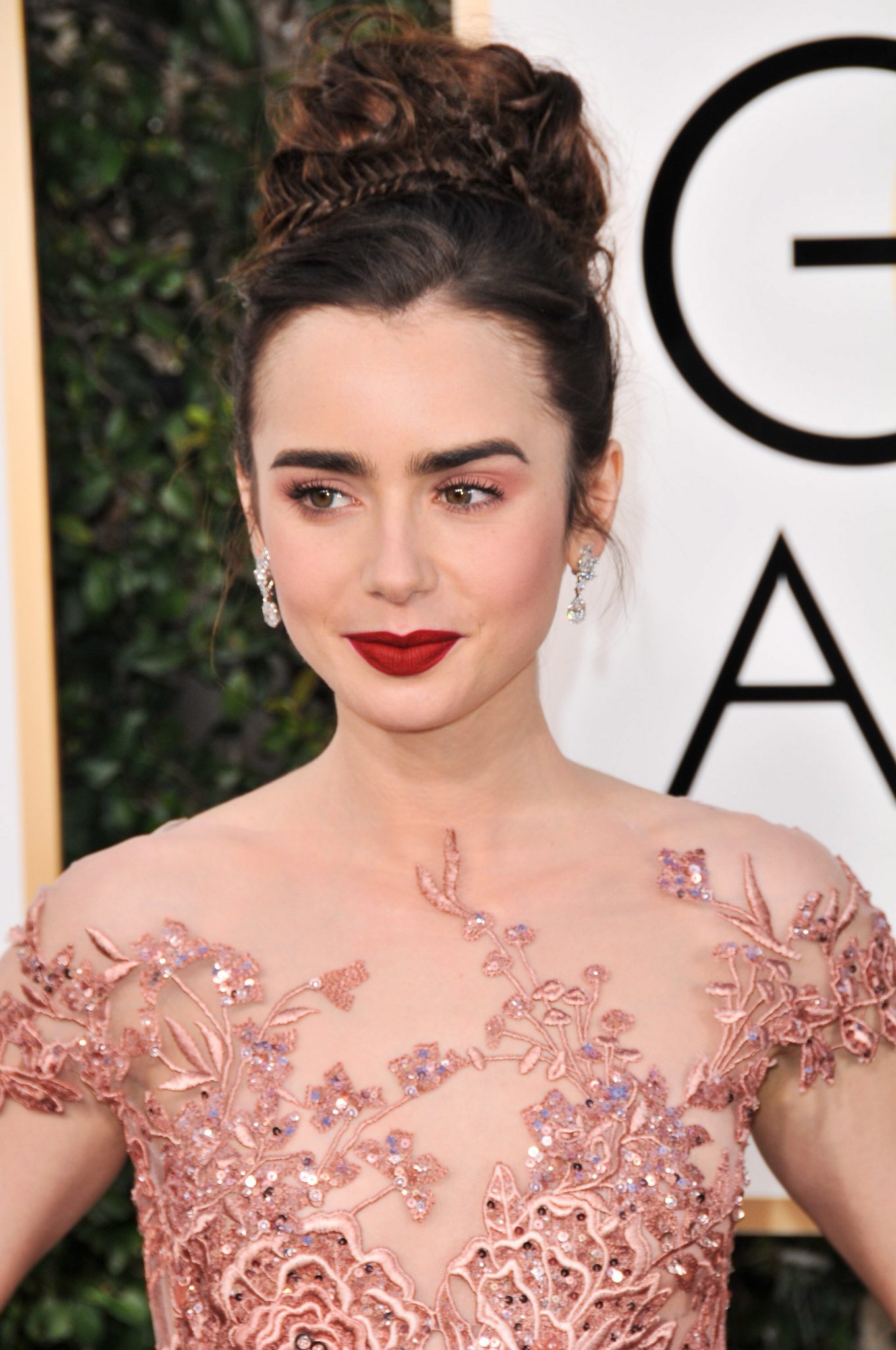 collins vogue on twitter epic moment lily collins at collins vogue on twitter epic moment lily collins at