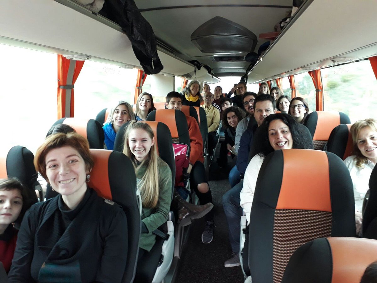 GTPValls's tweet photo. 🚌 Hem acabat funions de #PastoretsValls i, com cada any, fem sortida per veure altres representacions de @pastoretscat. De camí avui a veure els companys de @lafarsaberga. Molta merda! https://t.co/easd5h1K0v