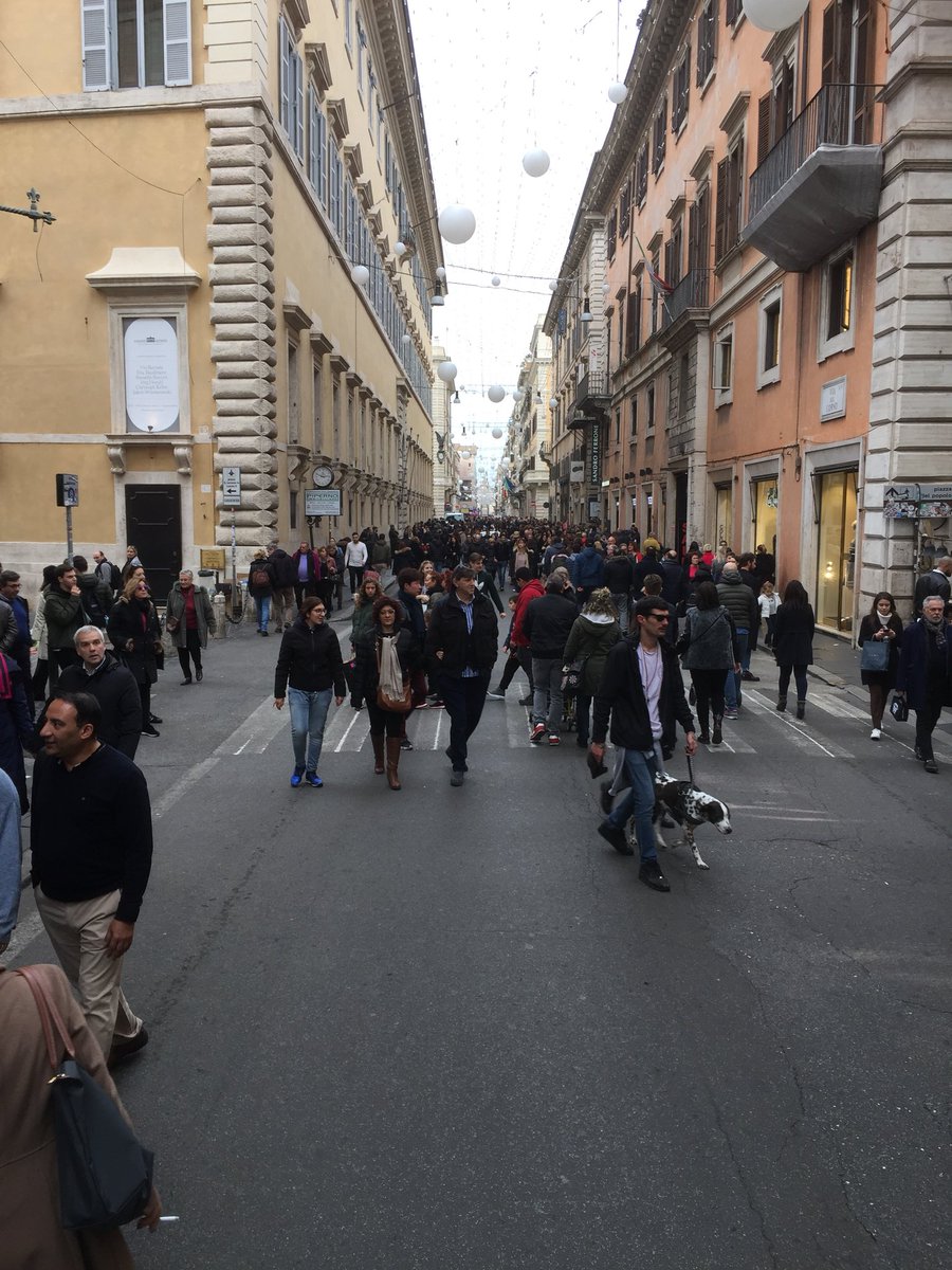 hannes_bus's tweet photo. @PieterLitjens gdm, loop in Rome op een rustige zondagmiddag in Rome, waar al 20 jaar geen touringcars zijn toegestaan in het centrum. Dit is het gevolg; https://t.co/8Fwtg7RXK3