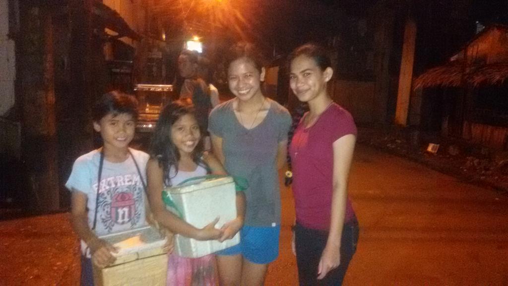 VVerzonilla's tweet photo. So ayun. Mukang extra lang naman ako sa pagtitinda ng balot. @ReyadayanD @nyiirum HAHAHAHHAAH! https://t.co/EWMwQCytiA