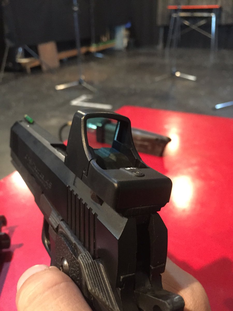 ShootingRangeTG's tweet photo. マルイ製マイクロドット装着の常連様来店したのでパシャり
ドットの明るさが室内と屋外でハイとロー切り替えって感じです、十分な光量
暗めの室内で覗くと多少の乱反射が見えますが気にならない程度
なんといっても軽い！
スライドに優しい！
期待が持てそう！
#マイクロドット
#マルイ製 https://t.co/RF55OpKxxy