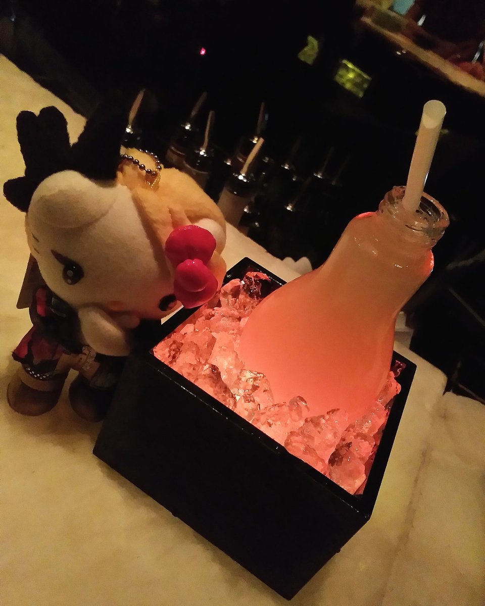 NuiPannamon's tweet photo. #Yoshikitty said !!~ I love to drink~~ #NightLife #Lebua #Sirocco #Cocktails #DomeMojito #UpInTheClouds #Outofthebox #GetanIdea https://t.co/lKBRoaXeKV