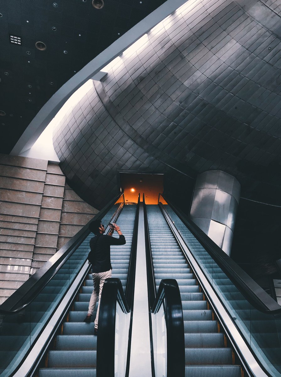 k__amin's tweet image. tips ringas on how to TAKE a photo,

Framing your subject is very important.

Place your subject right,colour play is important to create mood of your photos.

Adjust the brightness by sliding your finger up/down (do it moderately to prevent the photo to be over/underexposed.