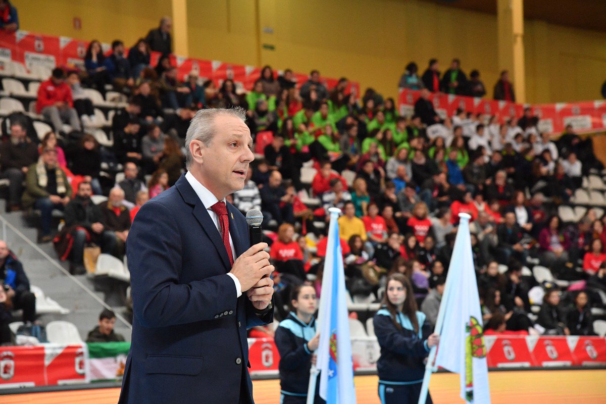 blazquezbalonma's tweet photo. 📸 @CESA2018Galicia | Termina la gran fiesta del #Balonmano base español. Gracias a todos los participantes, jugadores, técnicos y árbitros por esta semana de gran balonmano; a los familiares que acompañan a los jóvenes; y las instituciones que han apoyado el evento. #Gracias 👏 https://t.co/KC8WeLm5nX