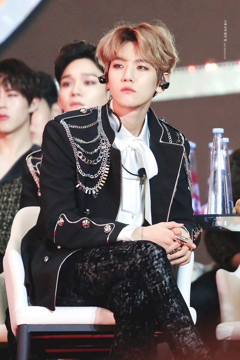 Baekhyunebaby's tweet photo. HE LOOKS SO FINE https://t.co/dXsy38OVAG