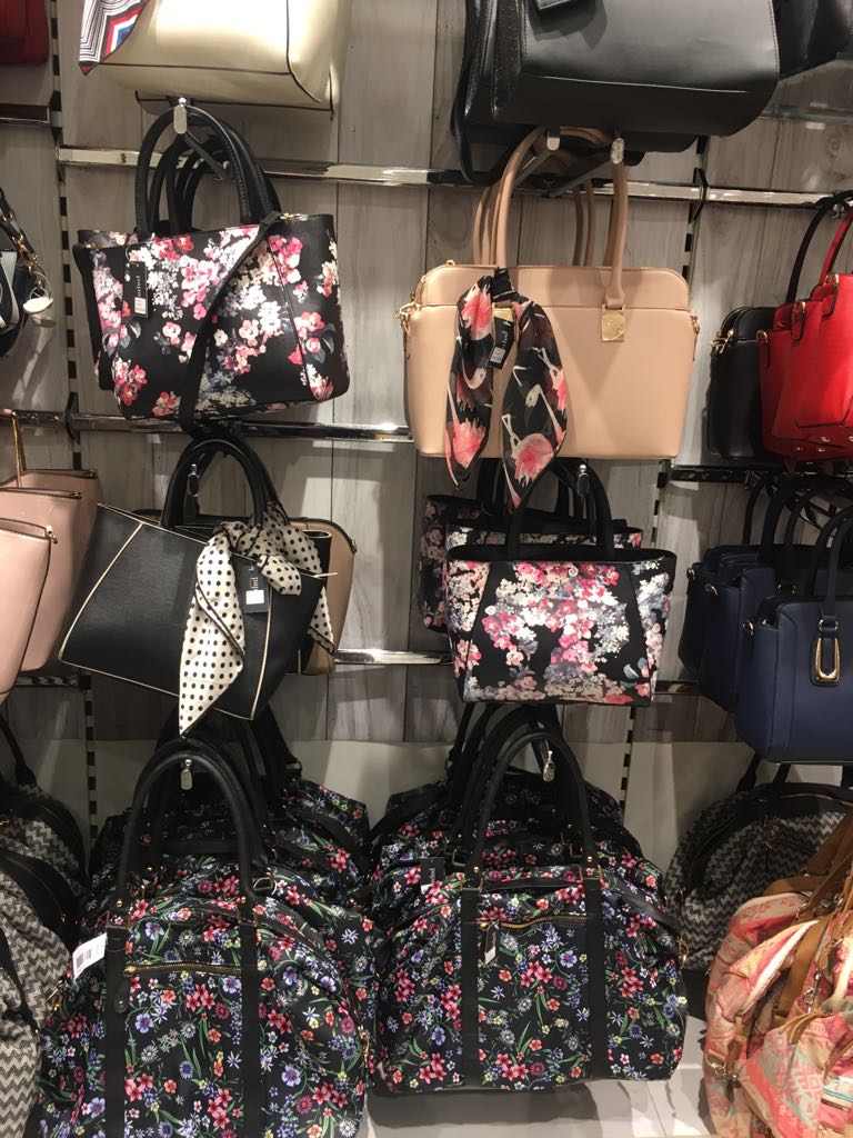 poool_shop's tweet photo. Personal Items in Complete Style
Bags and Handbags On Sale!
Send a message for more info.

#luxurylifestyle #karachi #karachidiarries #karachilife #bags #fashionstyle #fabricshop #dubaistyle #mydubai #dubaifashion https://t.co/1iP5p3bgIA
