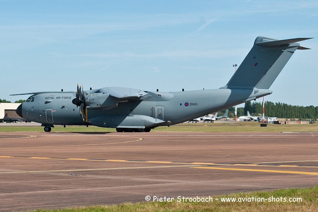 CosmoSpotter's tweet photo. The @AirbusDefence #A400M #AtlasC1 shoulders the load - by
@RAeSTimR @AeroSociety @70SqnA400M #avgeek https://t.co/V6sdGeQUpq https://t.co/X0tJd2vZmY