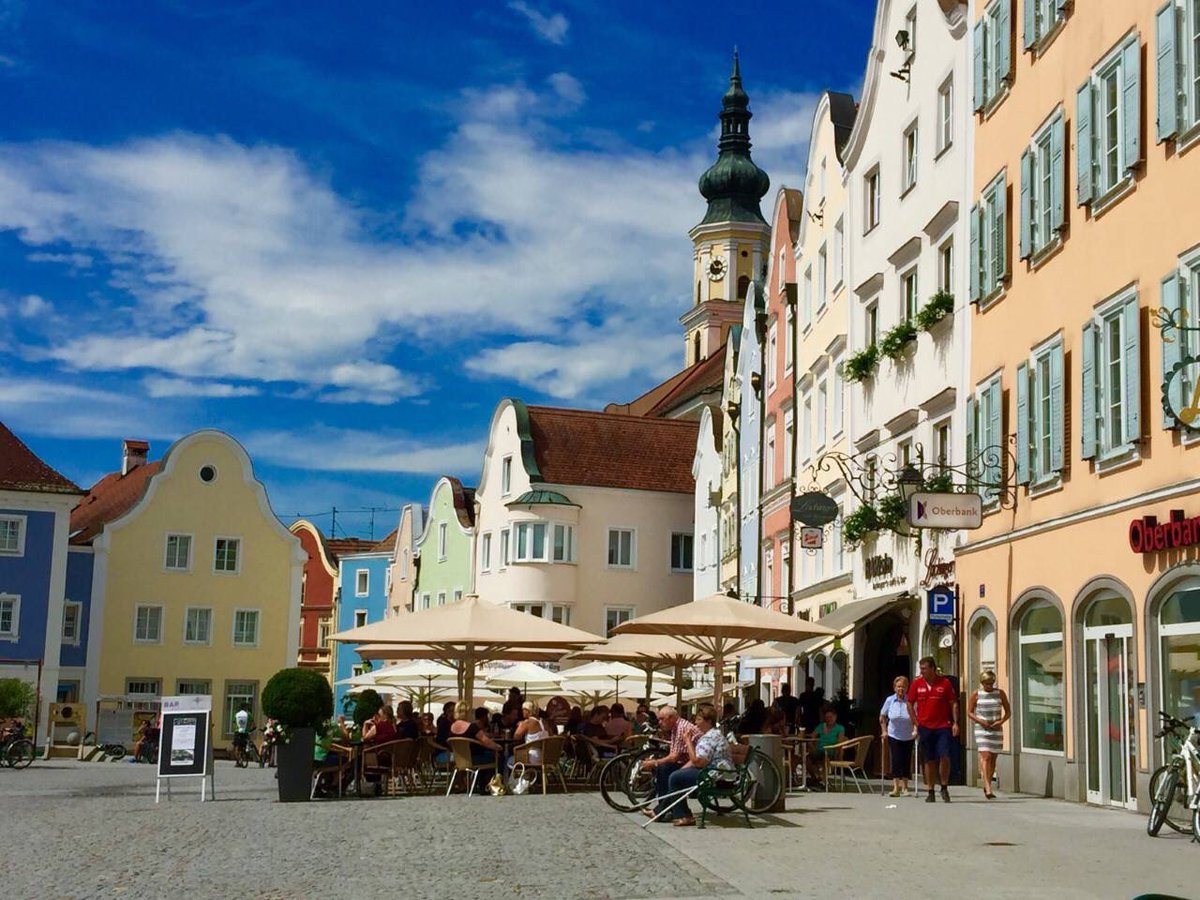 Kimveephotos's tweet photo. This is #Scharding, a small town in #Austria. Remember, all yellow facades are #breweries. We just want umbrella shade said no one ever.
#yesplease #VikingCruises #beeroclock #ImOnAnAdventure #AfternoonDrive #relax
#shoplocal #craftbeer #myfavoritethings #Europe #SundayBrunch https://t.co/qmaVEWRxCk
