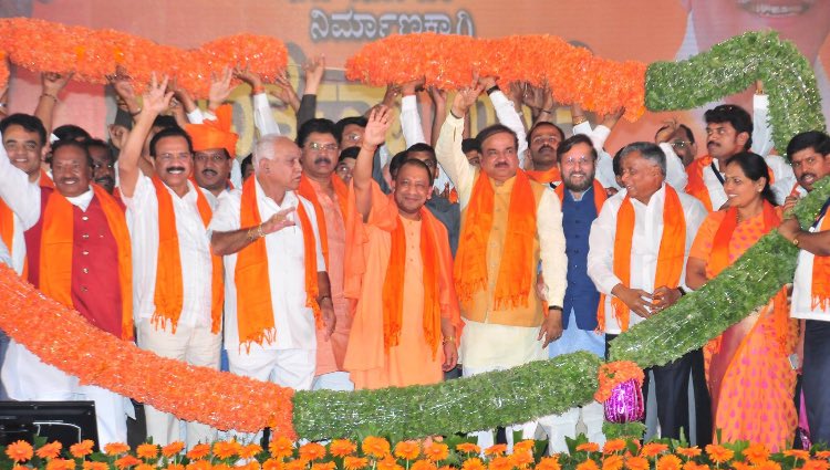ikseshwarappa's tweet photo. A gathering of a very huge crowd to watch &amp; listen to captivating Sri @myogiadityanath who encourages people to join hands in bringing the change at #Parvartanayatra rally in #Bengaluru #Vijayanagara #BGSGround
@BJP4India https://t.co/s0Yd0ULDcu