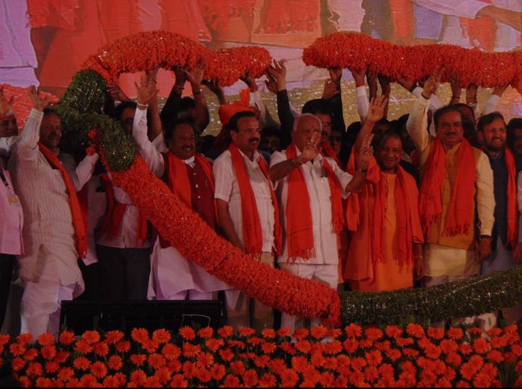 ikseshwarappa's tweet photo. A gathering of a very huge crowd to watch &amp; listen to captivating Sri @myogiadityanath who encourages people to join hands in bringing the change at #Parvartanayatra rally in #Bengaluru #Vijayanagara #BGSGround
@BJP4India https://t.co/s0Yd0ULDcu