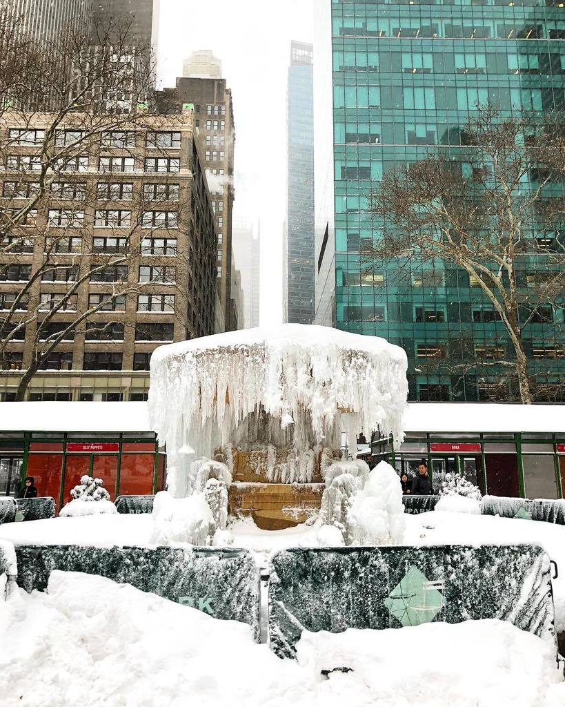 lifewelwandered's tweet photo. How cold is it in NYC? Cold enough for the fountains to freeze over! ❄️🌬⛄️⛲️🗽 #postcardplaces #femaletravelbloggers #lppathfinders #prettycitynewyork #bombcyclone #bryantpark #nycparks #what_i_saw_in_nyc #theprettycities #prettylittletrips #snowd… https://t.co/63AEkZAZmv https://t.co/KzjMx4386t