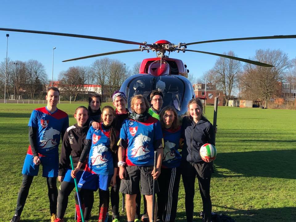 Kalzifer89's tweet photo. Richtiges #Quiddtich Training ist, wenn der Hubschrauber erstmal mitten auf dem Spielfeld landet. Hab Später gehört, das ist da ziemlich normal. #ProffessorPetersPlatz #Kiel @KielKelpies https://t.co/OmHPkD7sjP