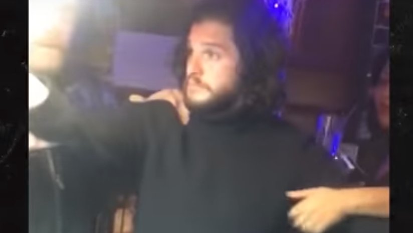 ActualidadRT's tweet photo. 'Jon Snow' se pasó de copas y fue expulsado de un bar de Nueva York a la fuerza [VIDEO] https://t.co/nnqh6fb6Ly https://t.co/eLhuADyx6M