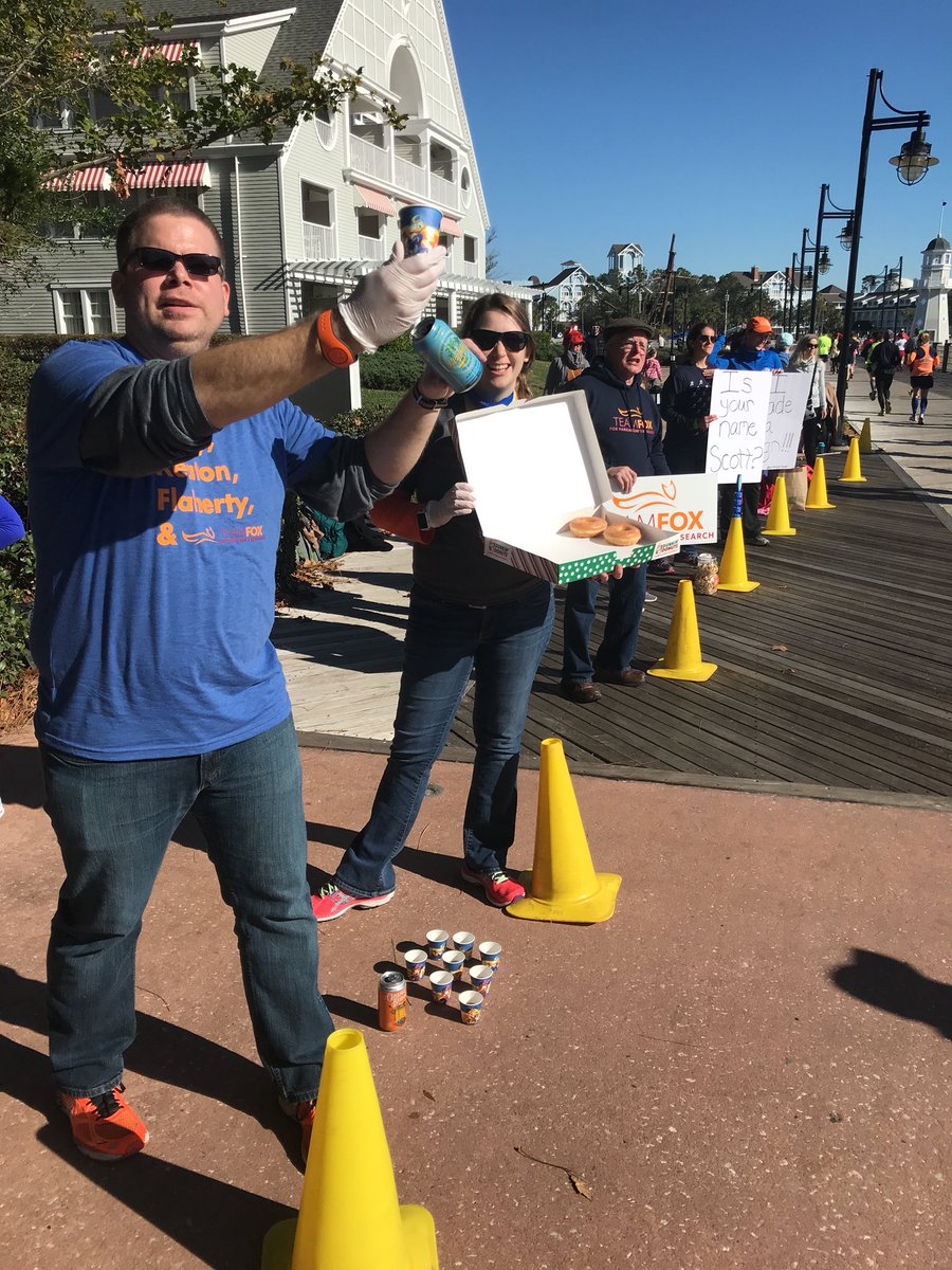 TheShoeMaven's tweet photo. Our friends from @Pints4PDOrlando are handing out donuts and beer from @BrewHub at the @TEAMFOX cheer station for the #WDWMarathon25. #GoTeamFox #DrinkLocal #CraftBeer https://t.co/TLsCSqer5m