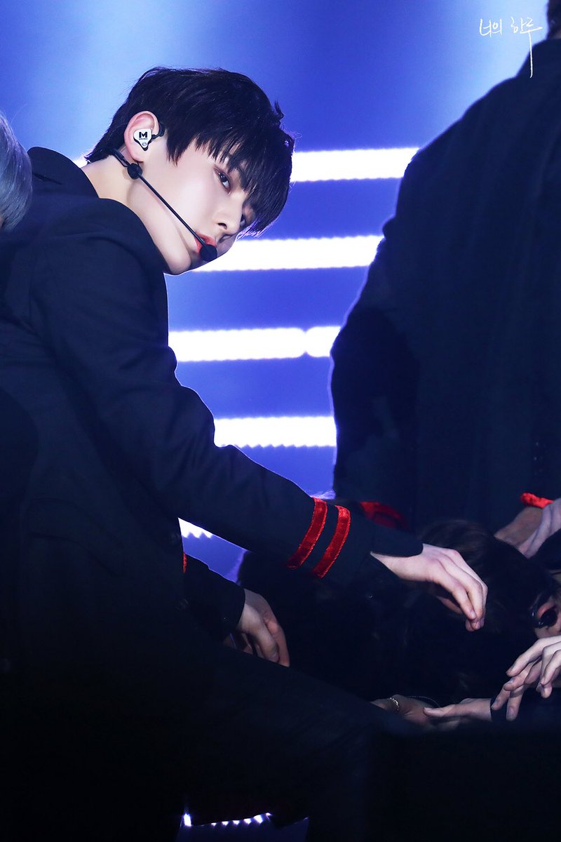 yourday0809's tweet photo. 171225 가요대전_에너제틱 #워너원 #황민현 #민현 #MINHYUN https://t.co/w4KWchtBkW