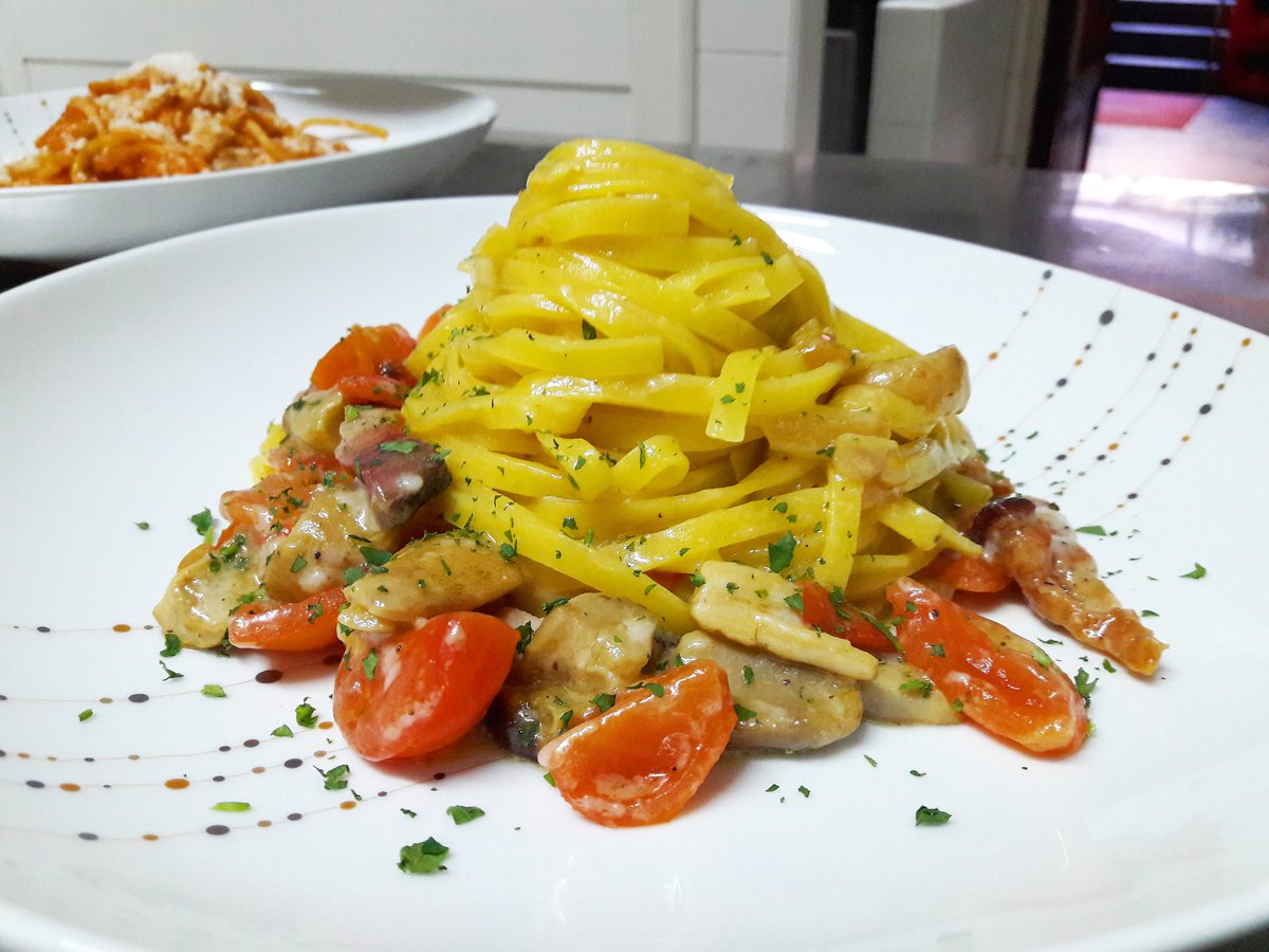 ChefDan00's tweet photo. Fettuccine guancialepachino e funghi porcini #cuocorock #cucina #viaveneto #ricette #gusto #pasta #inventiva https://t.co/C6X5yhUEaV