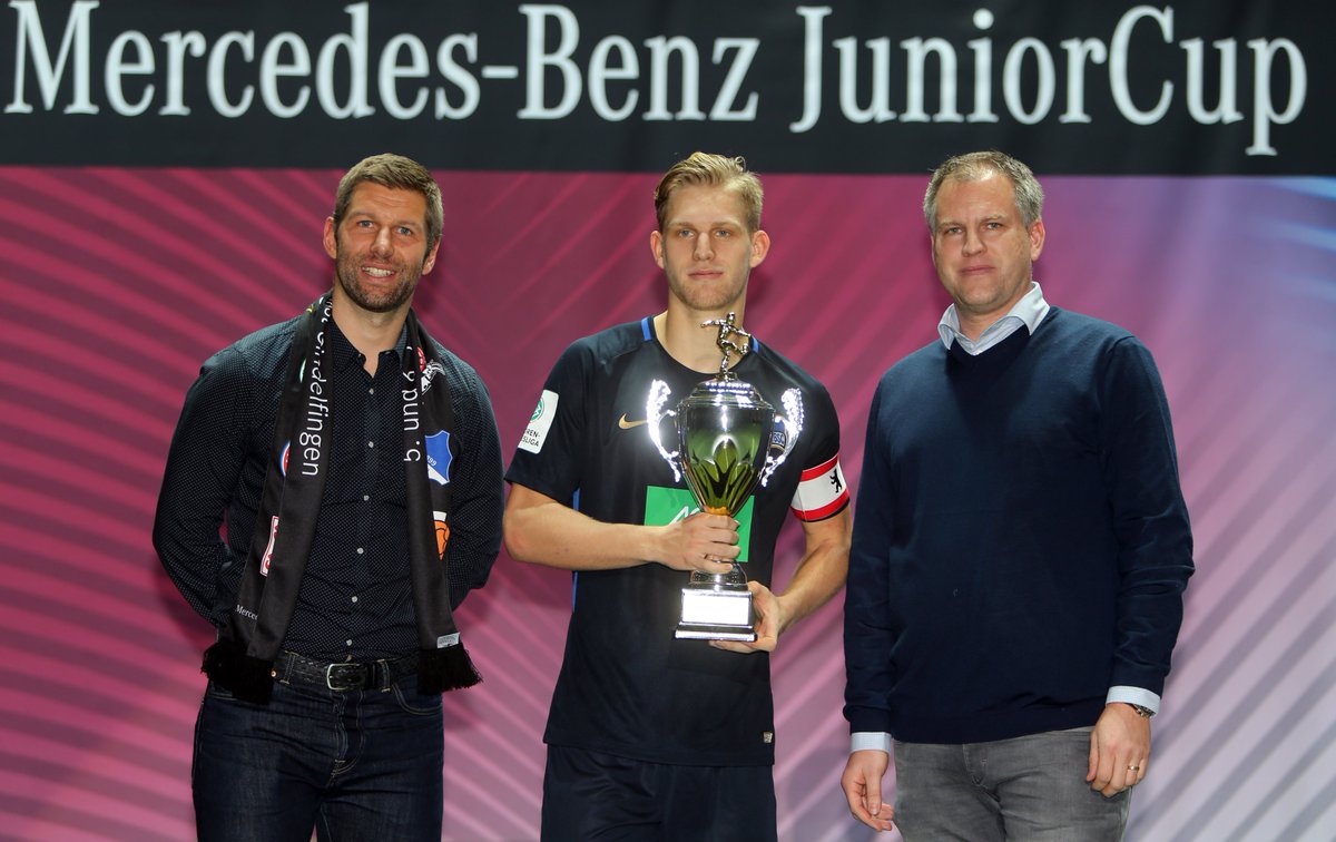 FrankLinkesch's tweet photo. Beim Mercedes-Benz JuniorCup in Sindelfingen durfte ich den besten Spieler des Turniers wählen und auszeichnen. Den Preis bekam hochverdient Arne Maier von @HerthaBSC Auch @ThomasHitz gratulierte. #MBJC18 @fussballist https://t.co/L9HkhQ7a8i