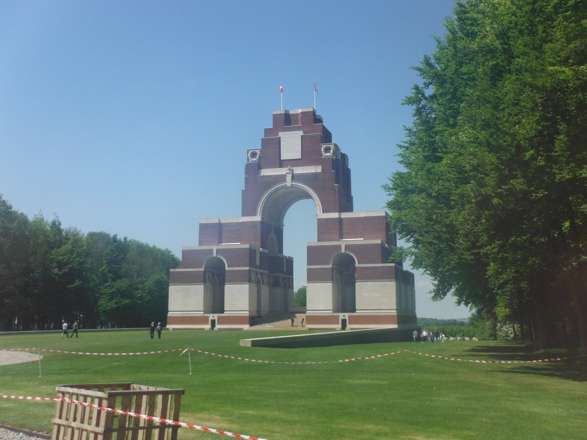 AEMcKayRFC's tweet photo. Thread. At the end of July and beginning of August, 1932, the @CWGC unveiled two of its greatest memorials on the Western Front: Thiepval and the Arras memorials to the missing. #FWW #WW1 #Somme100 #WW1Centenary https://t.co/L5cdCBwOB7