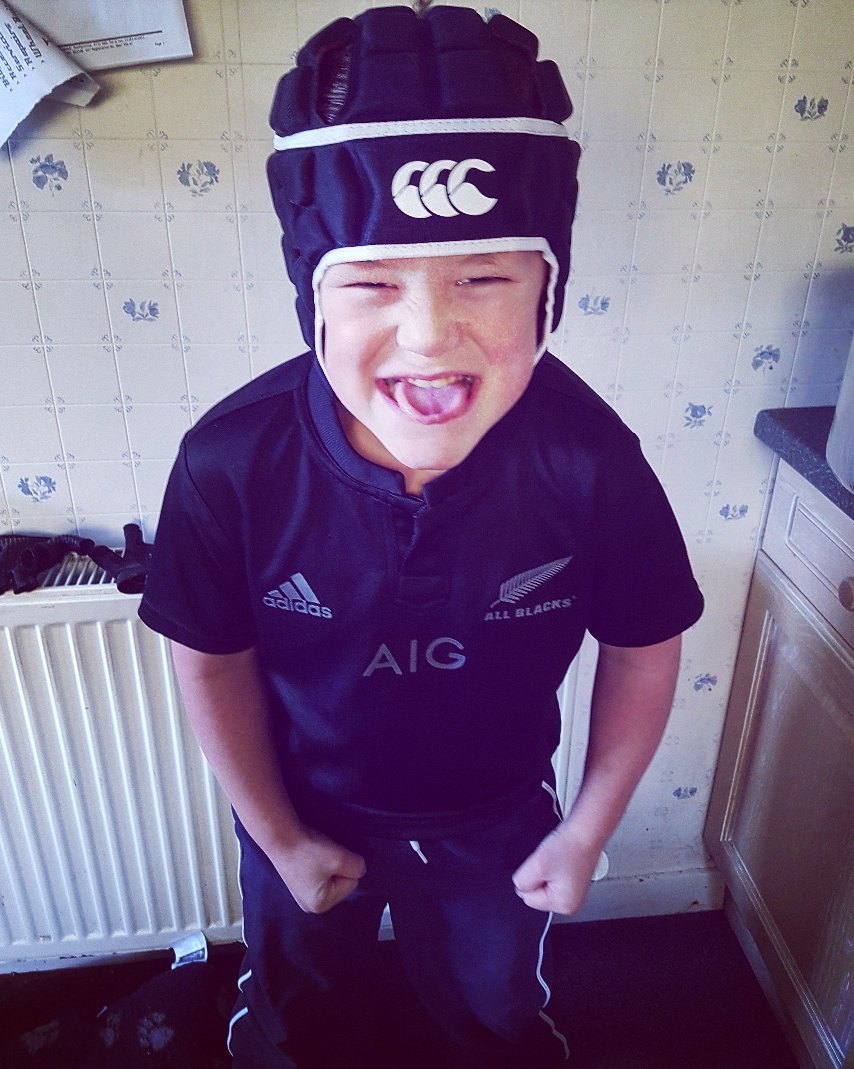 zRedhead01's tweet photo. Bought this #scrumcap for my 7yr old nephew's xmas. It's size large boys - too big for my head but fits him perfectly. Aged 7. He has size 4 feet - bigger than mine. Def a @Scotlandteam @EdinburghRugby player in the making #ERfamily #blacknredarmy #rugby https://t.co/WE8lWg1ry7
