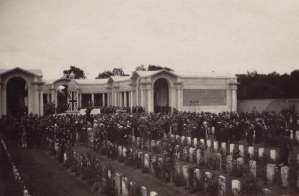 AEMcKayRFC's tweet photo. @CWGC The dedication was presided over by Hugh Trenchard, former commander of the RFC in France, by then commissioner of the Metropolitan Police @metpoliceuk. Thousands attended, including many veterans. #WW1 #FWW #Arras @CWGC https://t.co/1hzZFwj1TG