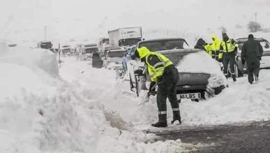 polilla_88's tweet photo. la Guardia Civil siempre está cuando tiene que estar. Hay fotos que valen más que mil recortes de prensa y comentarios en television https://t.co/cnPU8fsJix