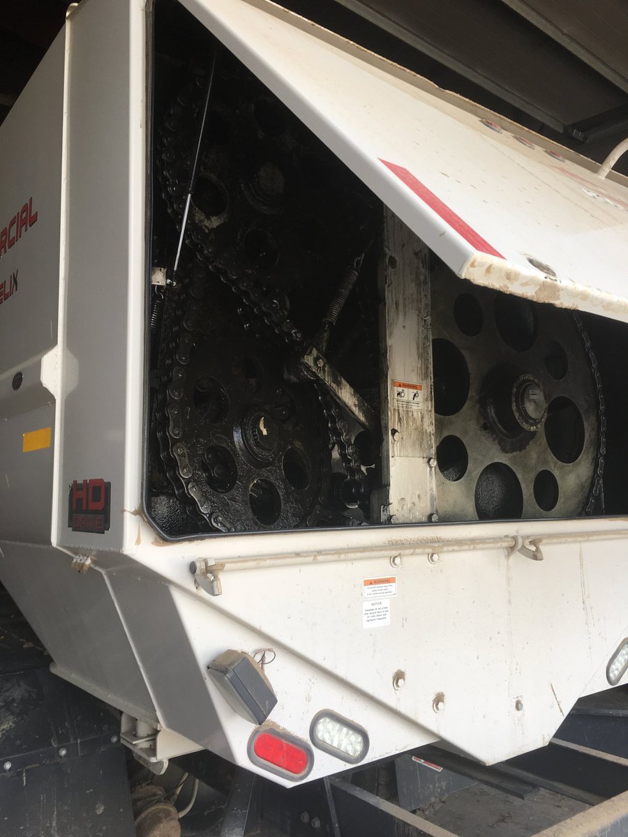 DougRuskamp's tweet photo. Had to get old reliable out today. #brokenshaft #latecowchowdelivery #SundayFunday #cattletales https://t.co/DxTI3Yaxvo