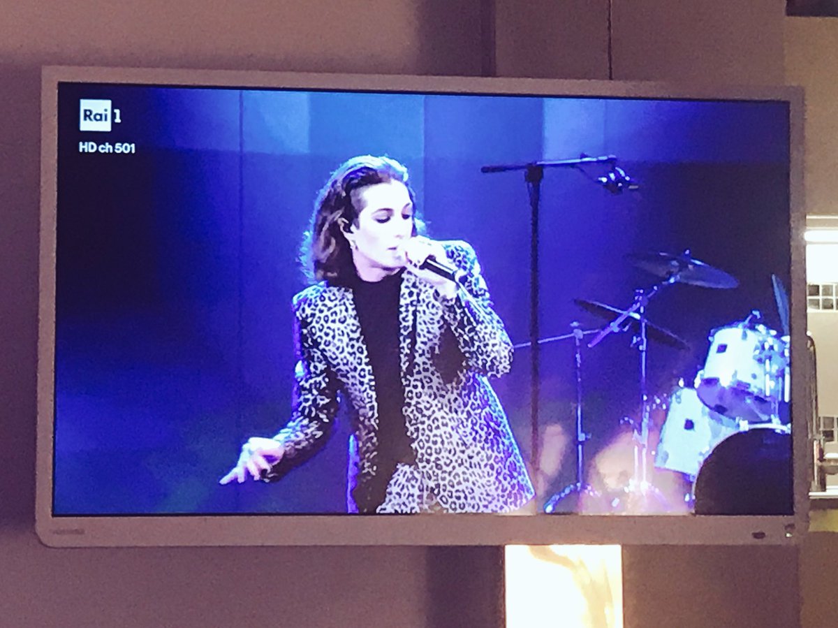 DanielaDiamant5's tweet photo. E vai coi Maneskin!!! E come si dice a Roma, bono come er pane! #Chetempochefa #ThisisMåneskin @ThisisManeskin #maneskinmania #inlovewithdamiano https://t.co/Y02hupiIEP