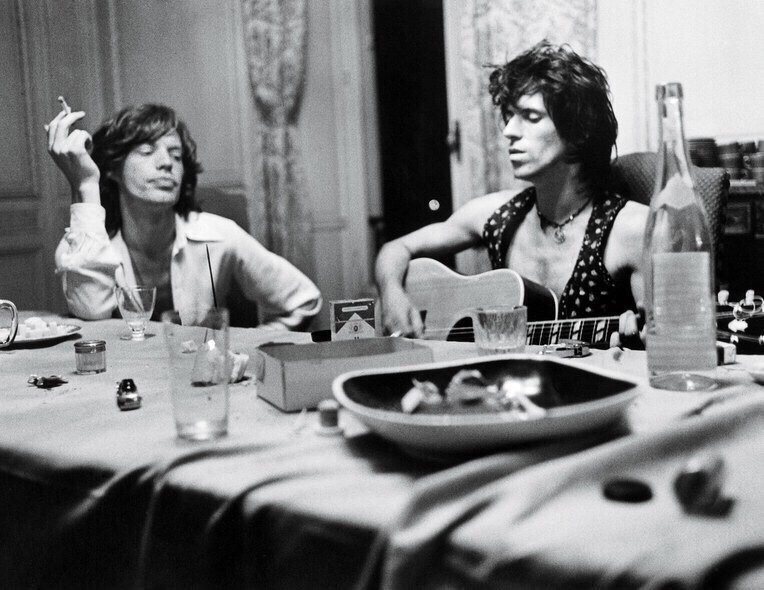 crockpics's tweet image. Mick Jagger having a smoke and Keith Richards playing the acoustic guitar in the studio, 1971