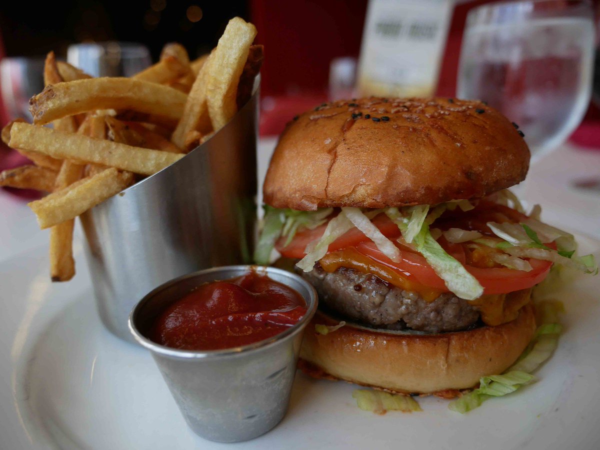 AnchorageMuseum's tweet photo. How do you like your burger: Chicken, beef or black bean? Whatever your preference, Muse has one giant of a burger waiting for you.
#CantBelieveIAteTheWholeThing
#TheyAintSmall https://t.co/qZpd8pWhLr
