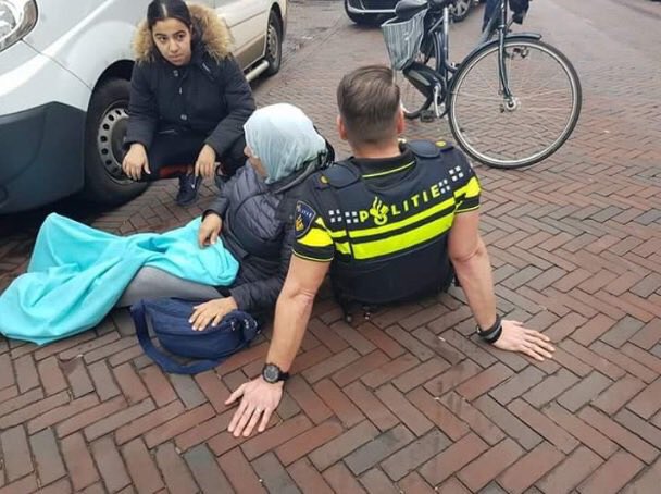 facts444's tweet photo. شرطي "هولندي" يتمدد على الأرض ويلّم ساقيه حتى يمكّن سيدة "مسلمة" من الإستناد عليه في انتظار وصول الإسعاف.
#انسانيه https://t.co/LxqLURq18m