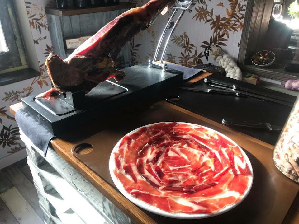 Los mejores jamones de “GUIJUELO” cortados muy finos para deleitar a tu paladar magistralmente!!
#kuche #FelizFinde