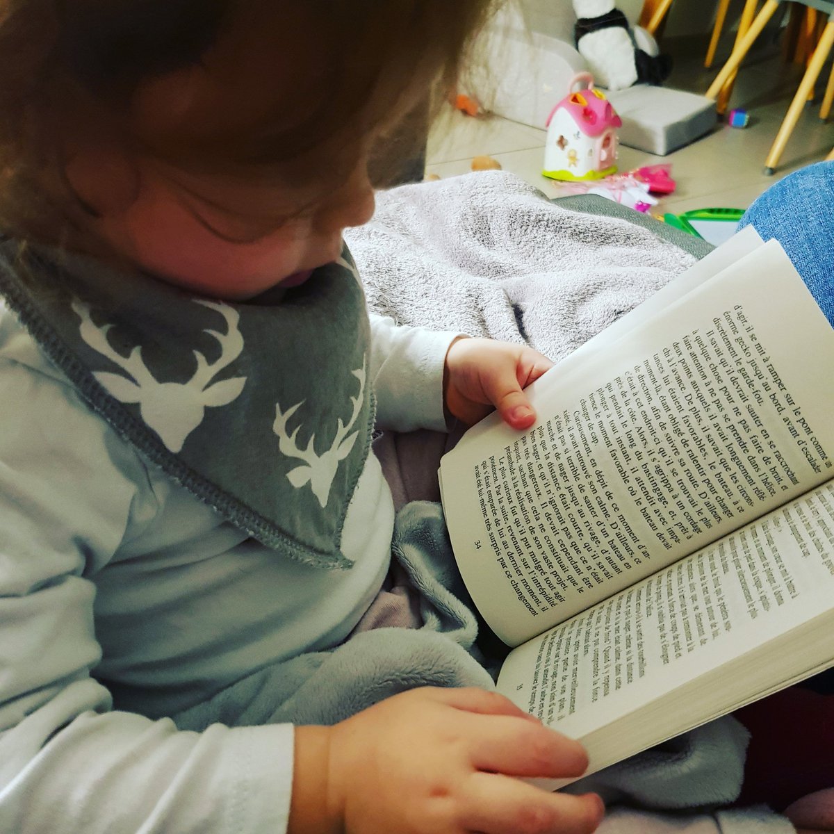 Blogueuse_Livre's tweet photo. Quand bébé veut faire comme Maman 😍
#bookaddict #babyreader #bebelecteur https://t.co/l0oApjwckM