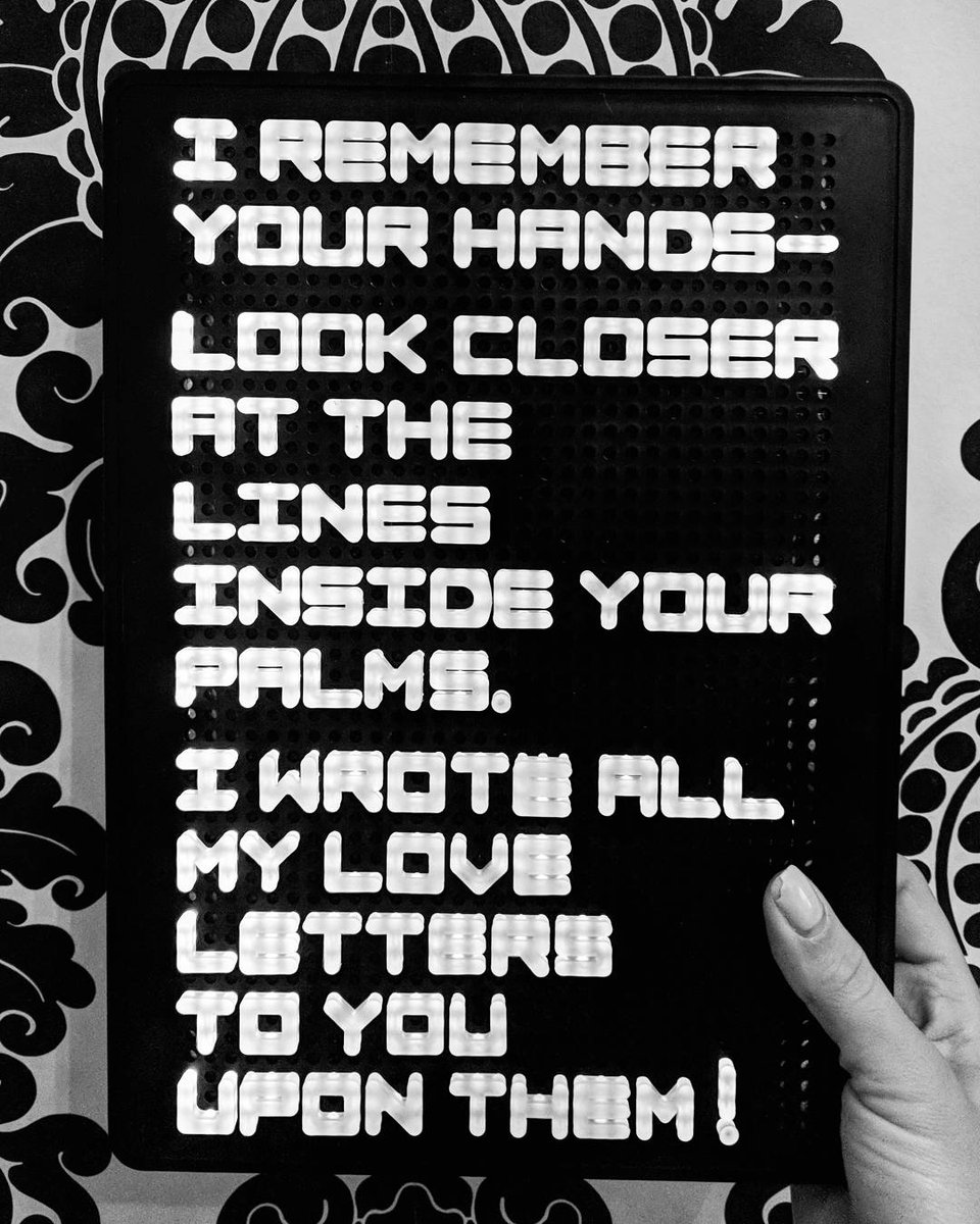 My new favourite gift by @fizzinyourbizz #lightuppegboard #quotes #poetry #sundayactivities #sundayvibes #365daysoflight 💌🔤💡