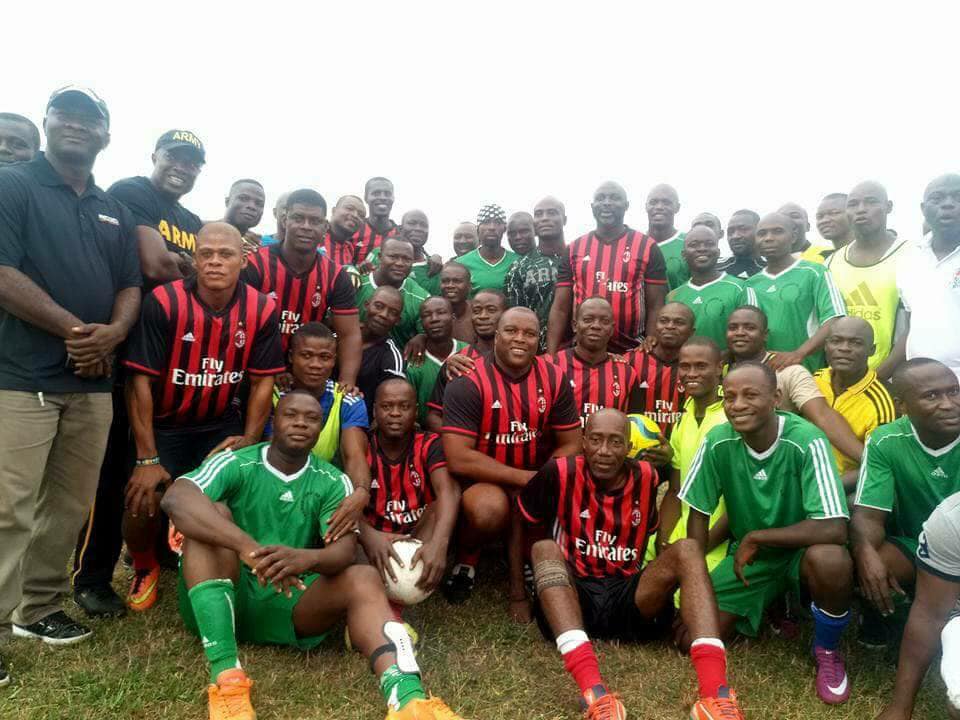 RDCMonitor's tweet photo. Toujours simple et parmi ses compatriotes, sans aucun souci, sans aucune peur, le nouveau président élu du Libéria, Georges Weah a joué hier samedi matin sur le terrain de son enfance. https://t.co/oWVUmUnKgi