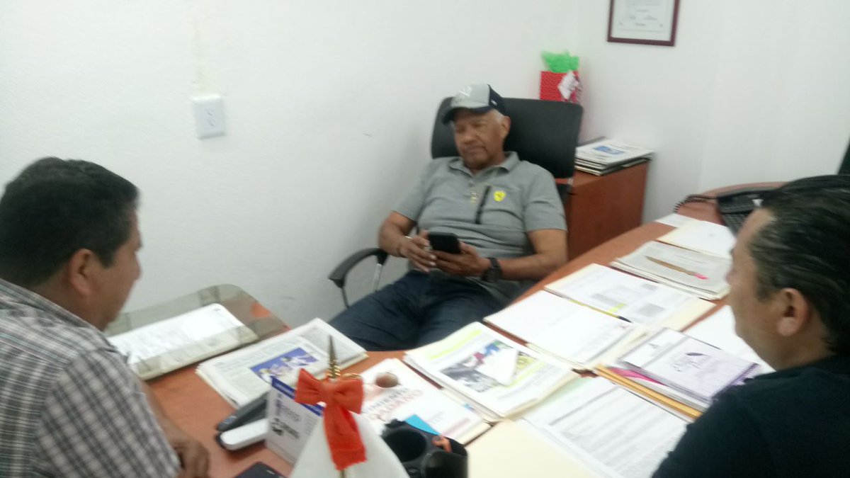 AdrianWencesC's tweet photo. En @Mov_Gro seguimos en platicas con nuestros  pre candidatos que encabezaran sin duda alguna el @PorMxAlFrente #SaulSanchez por #TierraColorada e #IsaiasLopezSanchez por Mochitlan, quienes han sabido trabajar en congruencia y buena voluntad con los ciudadanos https://t.co/jAViJ4LnaV