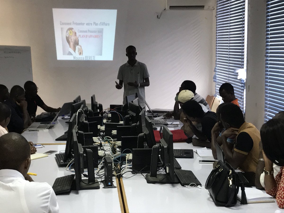 orangeguinee_gn's tweet photo. #ProgrammeCitoyen: j2 des formations #HackathonOrange2017: élaboration d’un business plan, parler en public. @Saboutech @Ablogui @Yiteretech https://t.co/AZhRTbDHJx