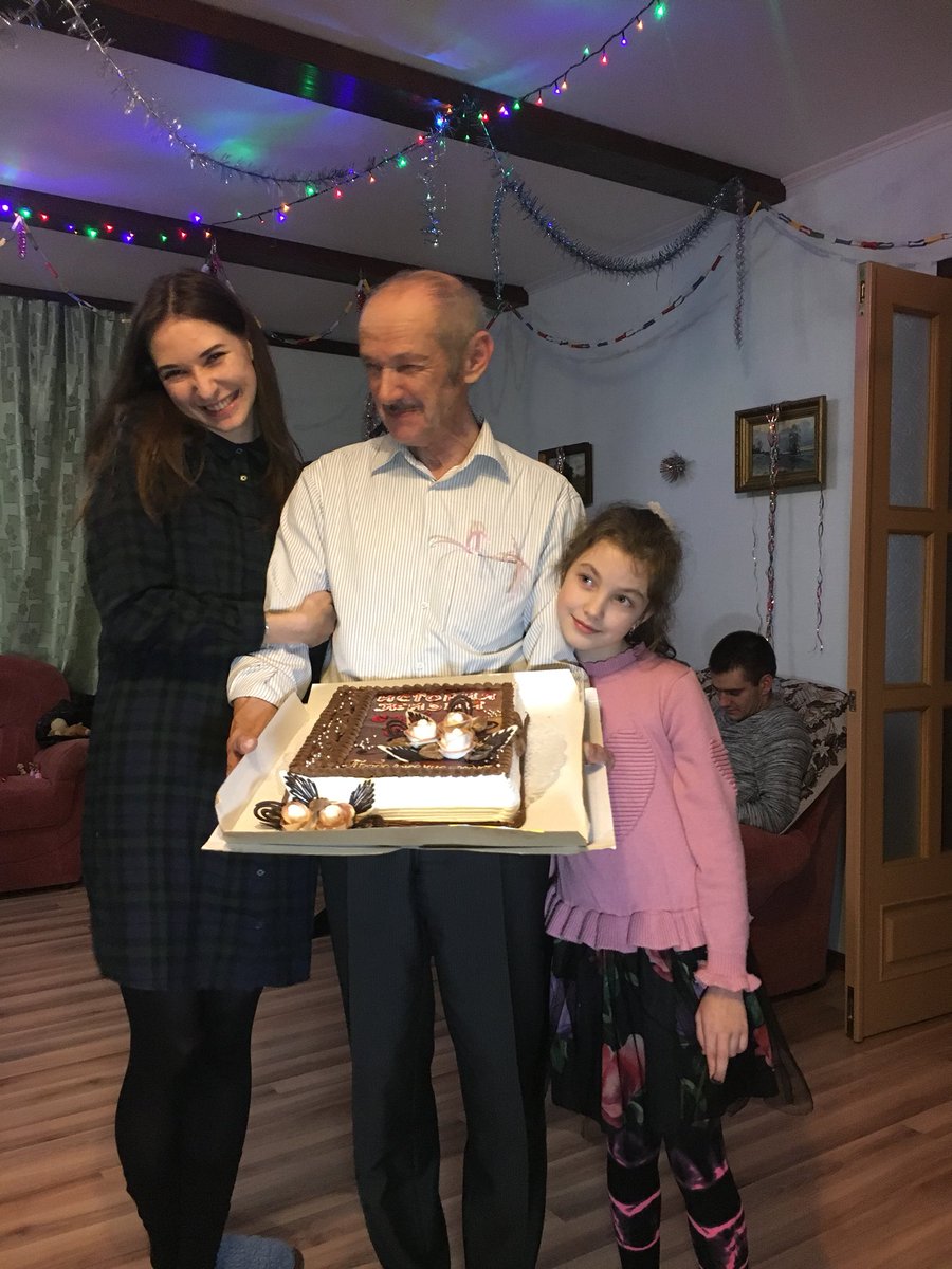 KatlyarVika's tweet photo. Место, где я счастлива сделал он своими руками. Ему 70, а амбиций и идей ещё на полвека вперёд. 
Настоящее счастье танцевать с ним по утрам. 
Обожаю и восхищаюсь! https://t.co/5iPEcsNuyp