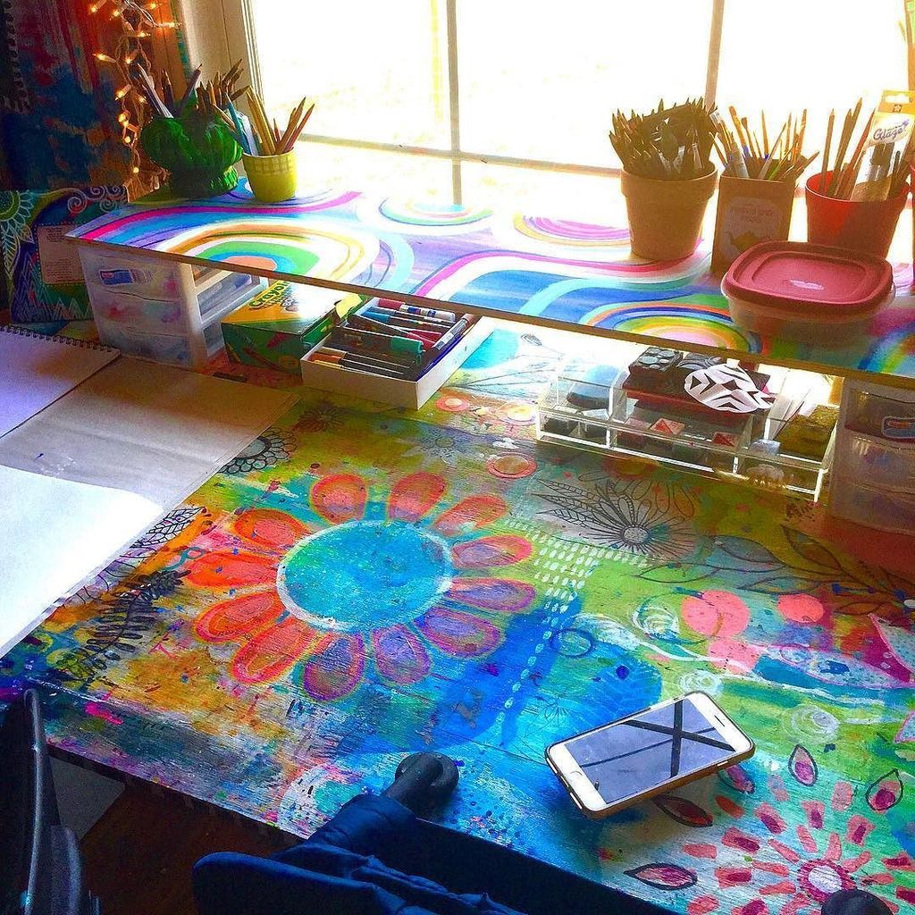 RobinMeadDesign's tweet photo. Here's my little shelf..I love it.. it's just what I needed in that space..sorry the pic is a bit dark #passioncolorjoy #colorfulshelf #colofulpainting #colorfulart #colorfulabstract #colorisjoy #happyart #joyfulart #paintedtabletop #colorfultable #robi… https://t.co/eGl6ZToNeI https://t.co/vAmWas8fPp